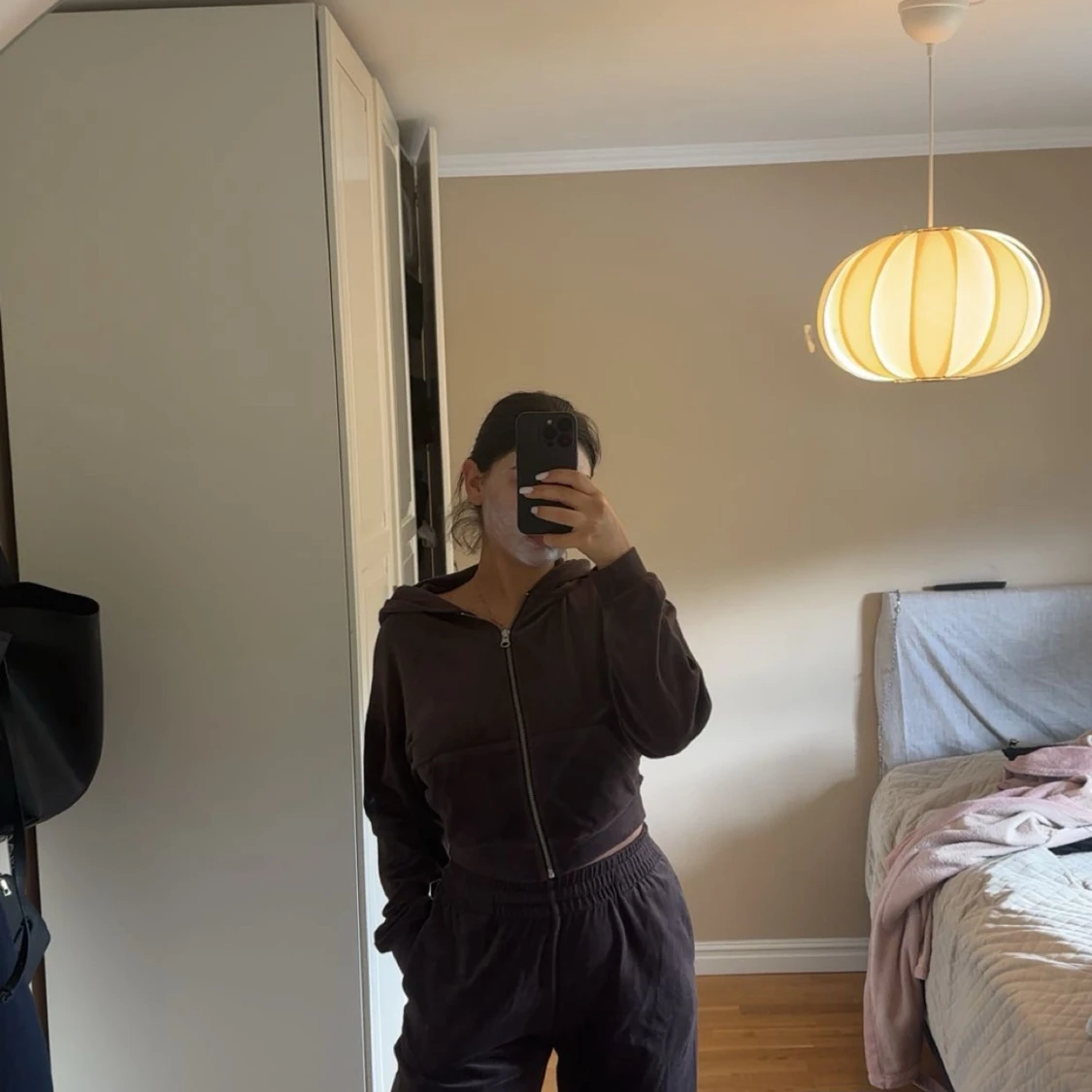 Mörkbrun croppad hoodie med dragkedja med matchande byxa