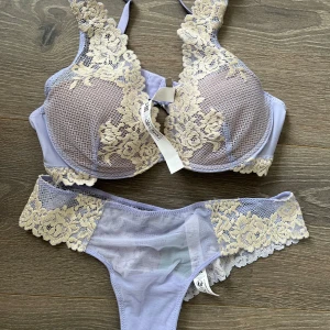 Intimissimi set BH och trosa  - Superfin ljuslila set med vadderad BH och halvstringtrosa från Intimissimi med krämfärgad spetsdekoration. BH storlek 75B, trosa storlek S. Helt nytt & oanvänt med etiketter kvar. 