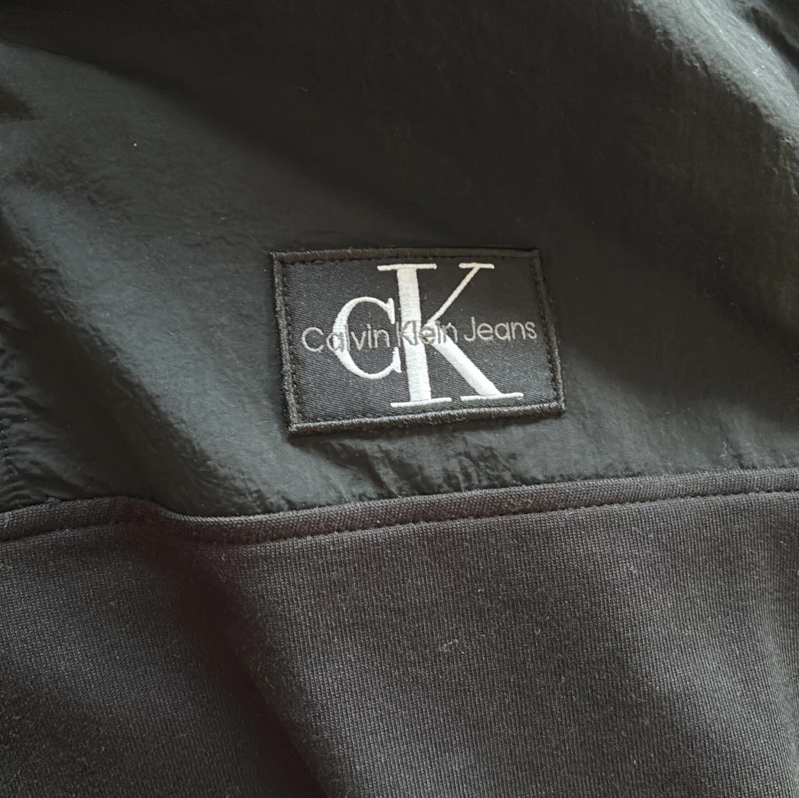 Svart hoodie från Calvin Klein Jeans - 2