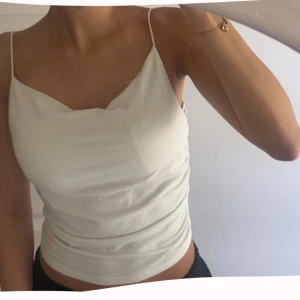 Vit linnetopp med tunna axelband - Säljer en stilren vit linnetopp med tunna axelband och lätt draperad urringning. 💓💓