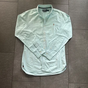 Ralph Lauren Skjorta - Ljusblå/Turkos (Stl M) - Snygg ljusblå skjorta från Ralph Lauren. Skjortan är i gott skick och har ett nypris på ca 1600kr