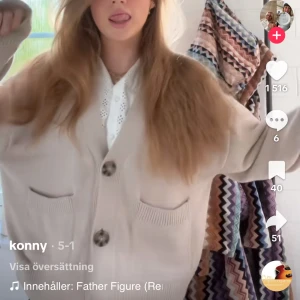 Beige kofta - Superfin beige kofta från H&M med stora, snygga knappar framtill och två rejäla fickor. Koftan är stickad och har lång ärm💞