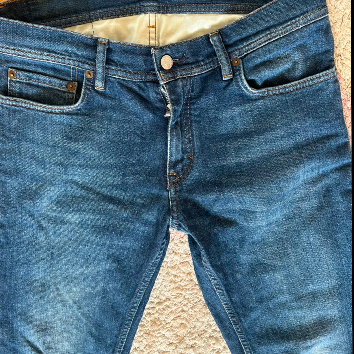 Blå raka jeans från Acne Studios 