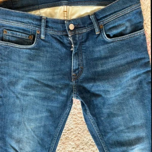 Blå raka jeans från Acne Studios  - Blå raka jeans från Acne Studios med mycket najs passform. Köpta för ca 4000
