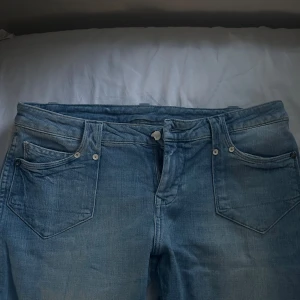 Ljusblå jeans från Wrangler - Säljer ett par ljusblå jeans från Wrangler med klassiska femficksdetaljer. De är i bootcut och är jätte fina på om de passar, tyvärr var dom för stora och för långa för mig😊 