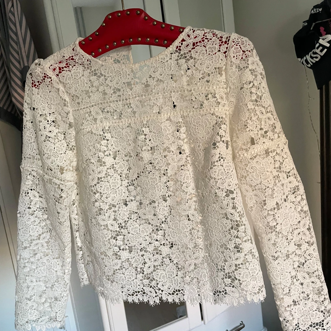 Vit spetsblus med blommigt mönster