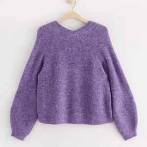 Lila stickad kofta från Lindex - Supermjuk stickad kofta från Lindex som passar perfekt till sommaren med sin fina färg. Säljer den för att den inte kommer till användning! Köpt för 499 och använd enbart 2 ggr💕