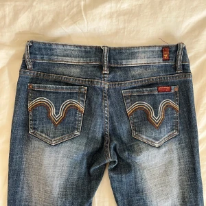 Blå bootcut jeans - Snygga blå bootcut jeans💙 Midjemått: 36 cm || Finns några lösa trådar men annars bra skick, skriv om ni undrar något☺️