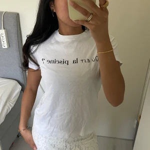 Vit tshirt - Vit tshirt från hm med franskt text. Passar både s/m