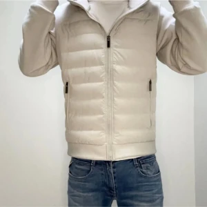 Vit cardigan - Vit cardigan med en ny (fixad ) dragkedja. Passform är hyfsat smal. Storlek S