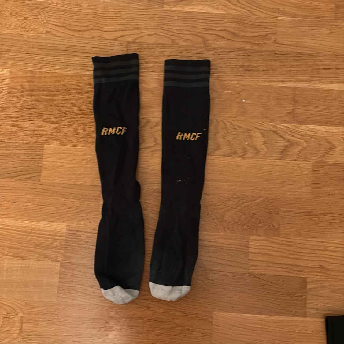 Real Madrid svart guld fotbolls set med tröja shorts och strumpor 152  - 4