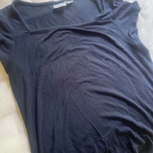 Mörkblå topp från Gina Tricot - En enkel och stilren mörkblå topp från Gina Tricot. 