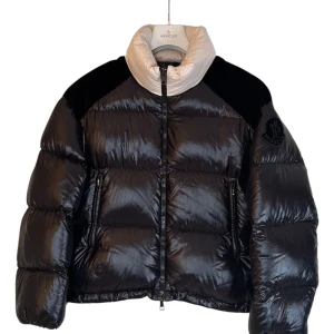 Moncler  - Moncler jacka dam. Storlek 1. Skick 9/10 super fin. Pris 3490kr. Finns att köpa på våran hemsida, Fashionels.com