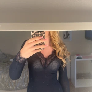 Intimissmi tröja  - Fin blå intimissmi tröja med spets använd få gånger inga defekter säljer då den inte kommer till användning💗