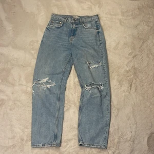 Blå ripped jeans från g perfect jeans - Snygga ljusblå jeans med raka ben och slitna detaljer på båda benen. Klassisk femficksmodell i denim med coola ripped hål och normal passform. Perfekta för en avslappnad streetstil.