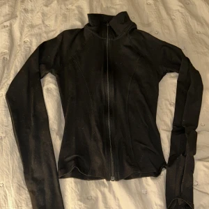 Svart zipjacka från Gina Tricot XS - Svart tränings ”jacka” ifrån Gina tricot, använd ca 2 gånger, storlek xs