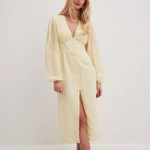 Ljusgul långklänning med knappar - Superfin långklänning i ljusgul, använd 1 gång så i superfint skick!!! 