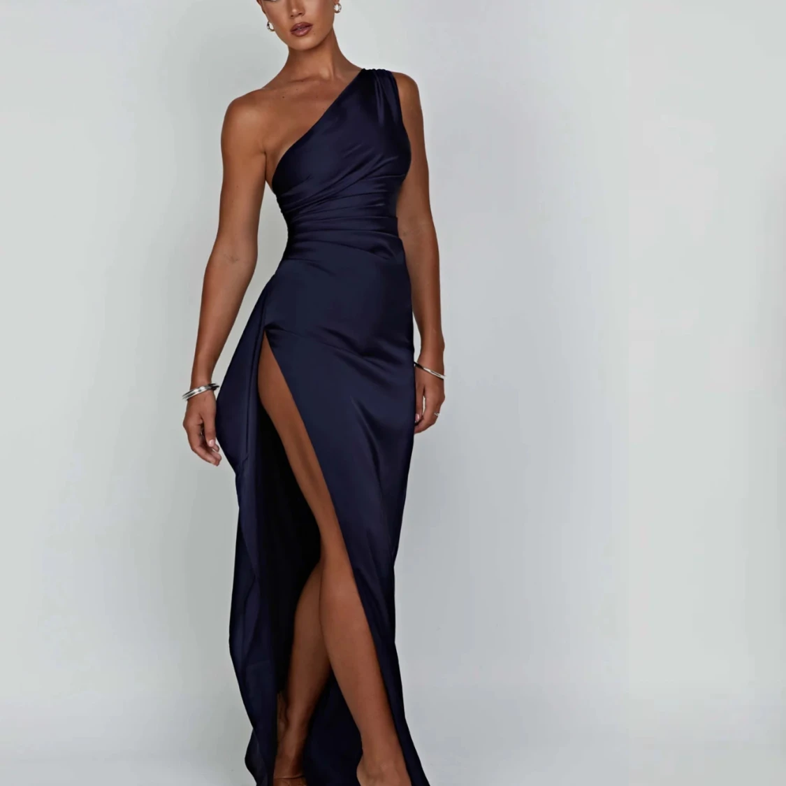 Marinblå långklänning med slits - 1