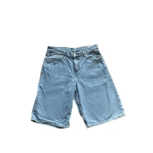Ljusblåa jeansshorts Sweet Sktbs - Snygga ljusblåa jeansshorts från Sweet Sktbs. med klassisk femficksdesign och broderad logga.  Skick 9/10, inga synliga brister alls och kanske haft på mig <10 gånger. Säljer p.g.a att de blivit för små för mig. Hör av er till mig gällande frågor om vad som helst😁