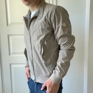 J.Lindberg bomberjacka Beige M  - Inga defekter. Storlek M. Modellen är 180,75 kg. Kom med frågor! Kan gå ned i pris 
