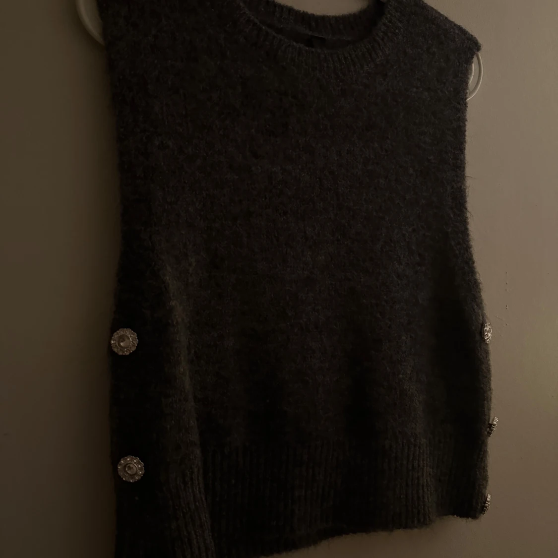 Mörkgrå stickad väst med glittriga knappar - 1