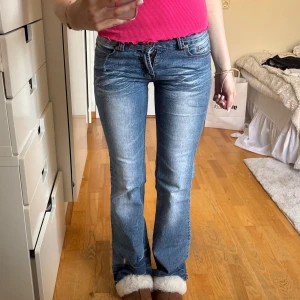 Lågmidjade bootcut jeans - Säljer mina absoluta favorit jeans🥹midjemått är runt 36 cm, innerbenslängd: 82🥰🥰skulle säga att de passar xs-s, vet tyvärr inte märket 