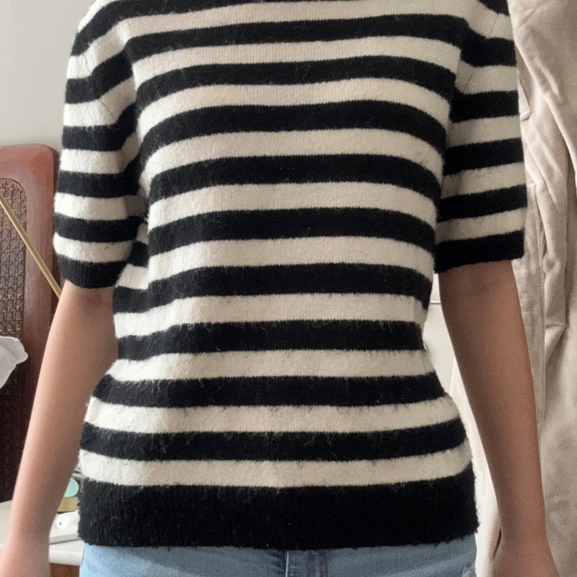 Randig stickad tröja i svart och vitt