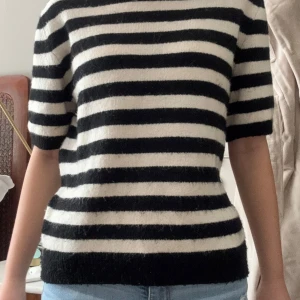 Randig stickad tröja i svart och vitt - Snygg stickad tröja med breda svarta och vita ränder.  Mjuk och perfekt till jeans eller kjol för en snygg look.