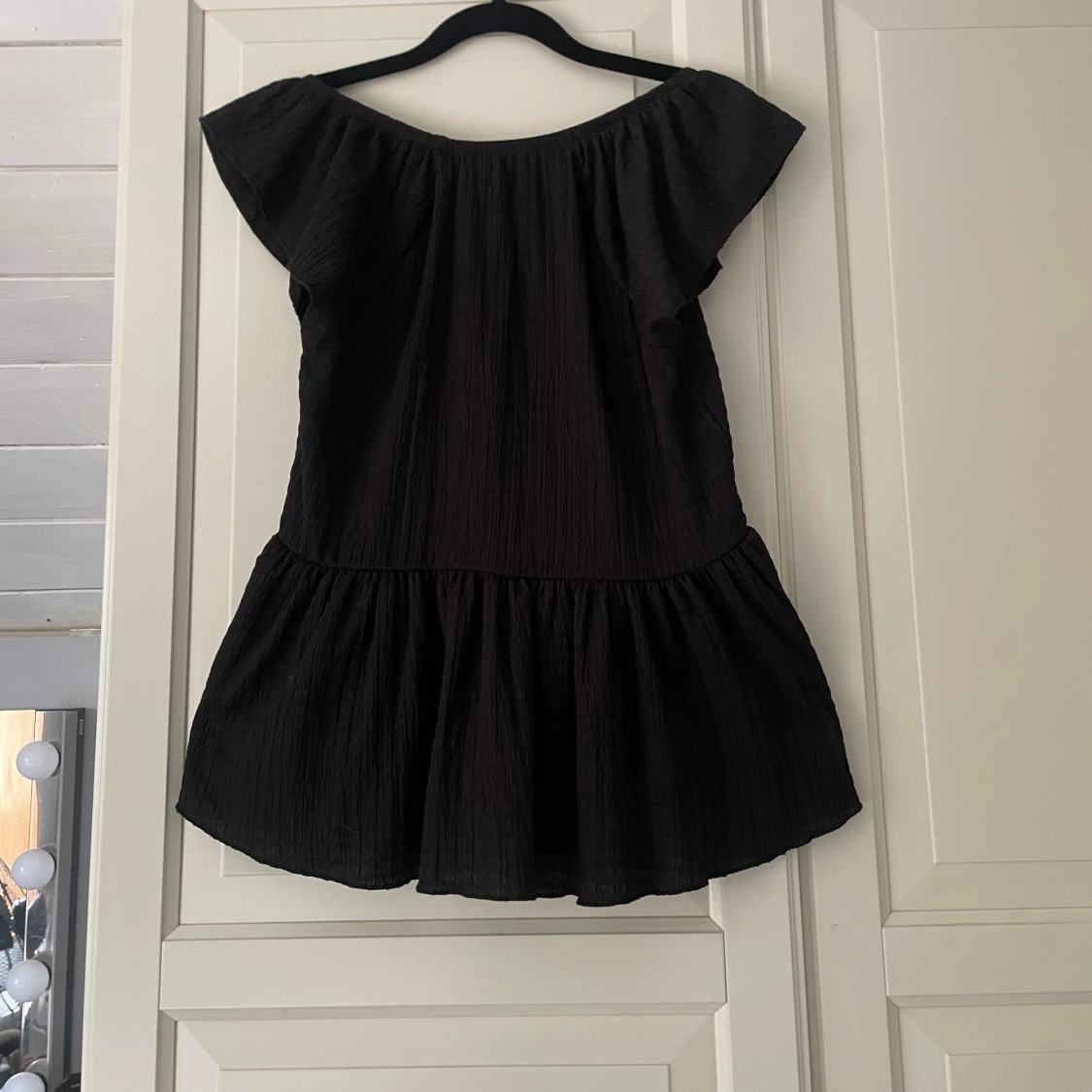 Svart blus med volangärm från Lager 157 - 2