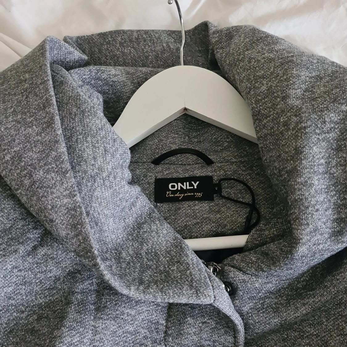 Grå kappa med huva från ONLY - 2
