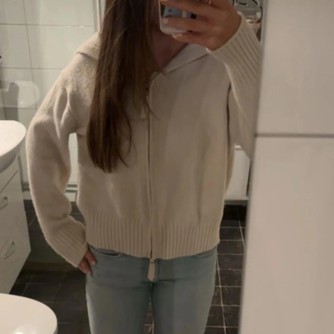 Vit stickad hoodie med dragkedja