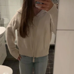 Vit stickad hoodie med dragkedja - Mysig vit stickad hoodie med dragkedja framtill och en huva! Köpt här på plick och den har inga defekter!💕