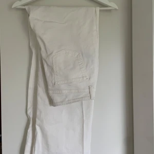 Vita jeans  - Vita Lågmidjade jeans från Na-kd, rak passform, fint men använt skick