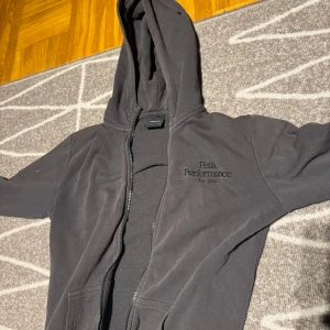 Svart hoodie från Peak Performance - Mörkgrå peak performance zip hoodie, bra skick, 