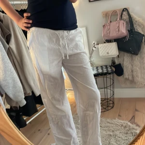 Vita linnebyxor - Säljer ett par vita linnebyxor med fickor och snörning ❤️