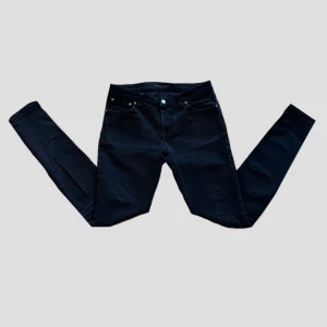Nudie Jeans - Ett par svarta jeans från Nudie i storlek W31 L34. Modellen är Skinny lin men de sitter mer som slim. Jeansen är i ett bra skick och nypriset ligger runt 1400kr. Hör av dig vid minsta fundering eller om du vill ha fler bilder. 🙌