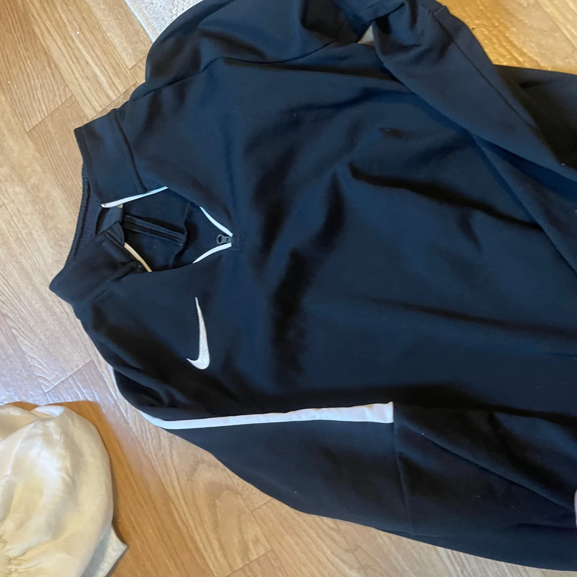 Svart Nike Dri-Fit half zip tröja