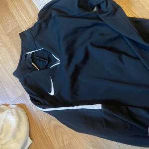 Svart Nike Dri-Fit half zip tröja - Använt ett par gånger. Den är hur skön som helst 