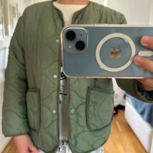 Grön quiltad jacka med fickor - Mycket fin grön vår/ sommarjacka som är ganska tunn. Den är andvänd 5 ggr max, så den är i väldigt bra skick💕stl. 146 men skulle säga att den är som xs❤️