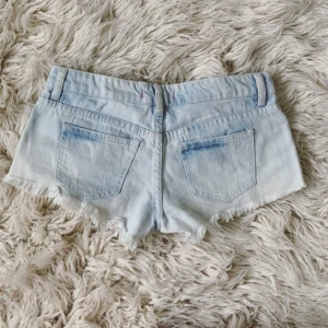 Lågmidjade ljusblåa jeanshorts - Midja rakt över: ca 37,5 cm💞Storlek: 34💞