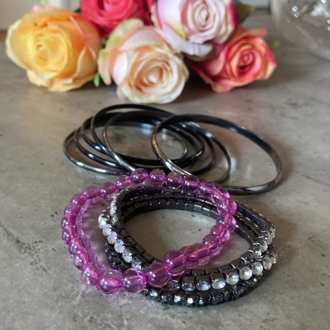 Mixade armband i svart, silver och rosa - 1