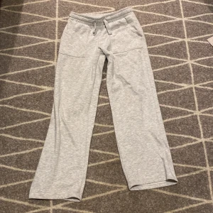 Grå mjukisbyxor från lager 157, stl 160 - Ljusgrå mjukisbyxor från 157 med raka/utsvängda ben och resår i midjan. Byxorna har snörning, två fickor fram och två bak. Perfekta för chill dagar eller när du vill vara extra bekväm. Mjukt material som känns skönt mot huden.💕