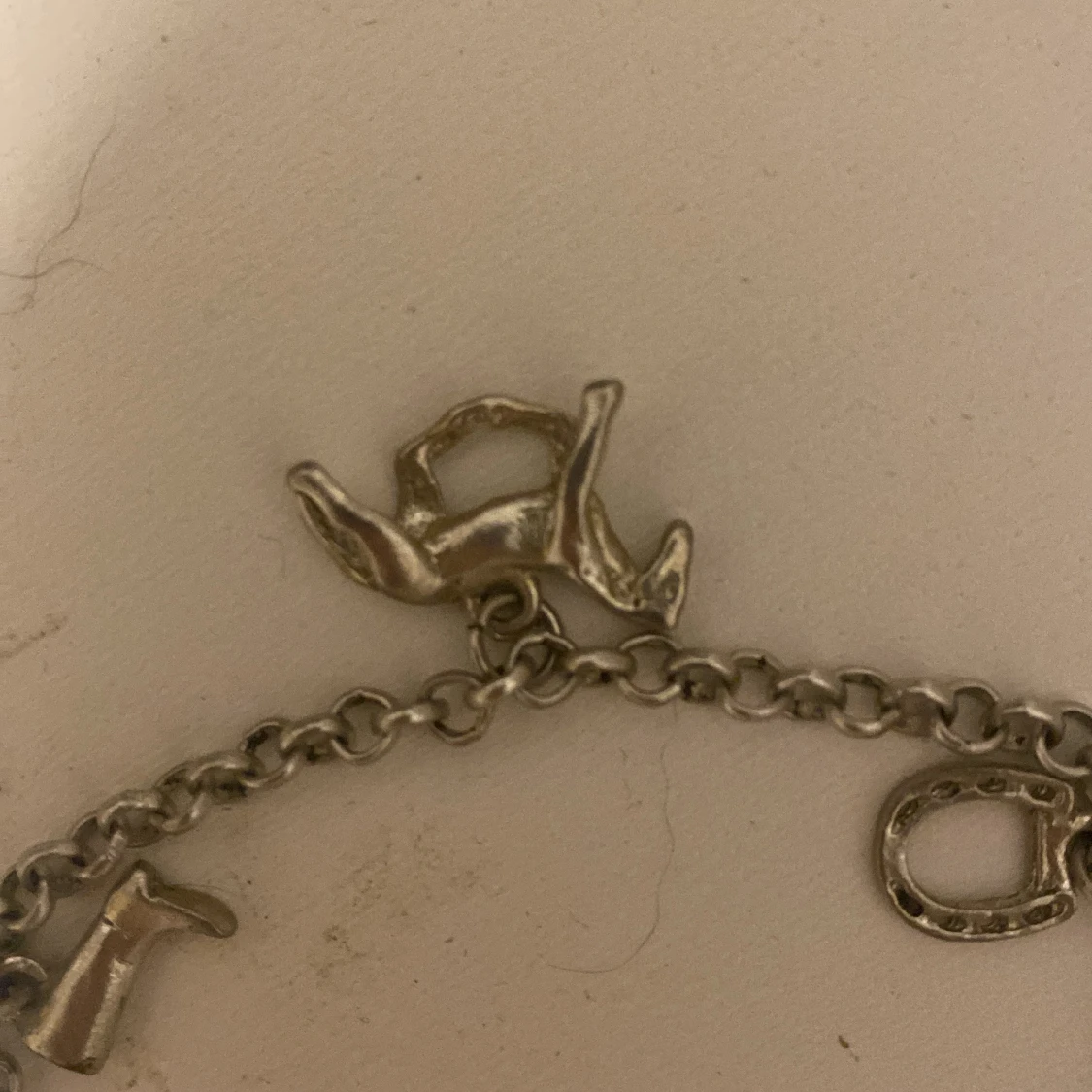 Silverfärgat cowboy charm-armband - 1