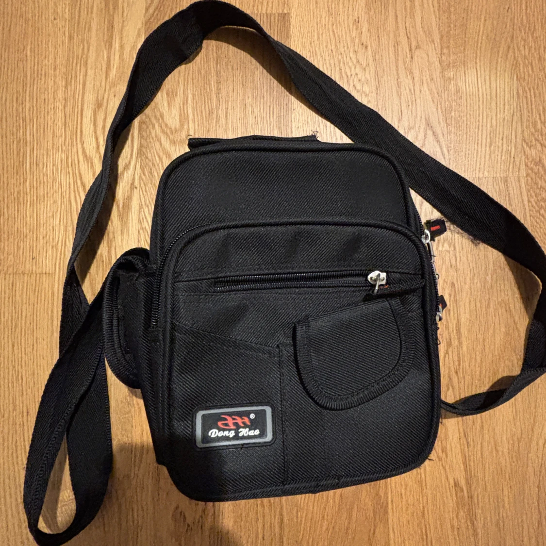 Svart axelväska från Dong Hao