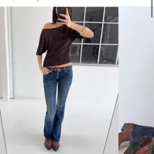 Bootcut jeans med broderade fickor - Hej! Jag gör ett byte på den mörkblåa jeansen i storlek S emot den ljusblåa , skillnaden är att dem är ljusblåa som jag gärna vill ha istället! Skriv om ni är intresserade!❤️❤️