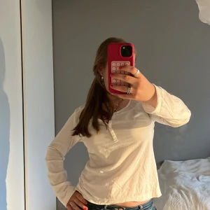 Farfarströja - Säljer en enkel och vit långärmad farfarströja med liten knappslå framtill. Väldigt skönt material! 💗