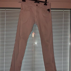 Vita Replay jeans straight fit - Snygga vita jeans från Replay med klassisk femficksdesign och raka ben. Byxorna har normal midja och är tillverkade i ett mjukt bomullsmaterial med lite stretch för extra komfort. Perfekta för dig som vill ha en clean och fräsch look.                             Priss kan diskuteras.