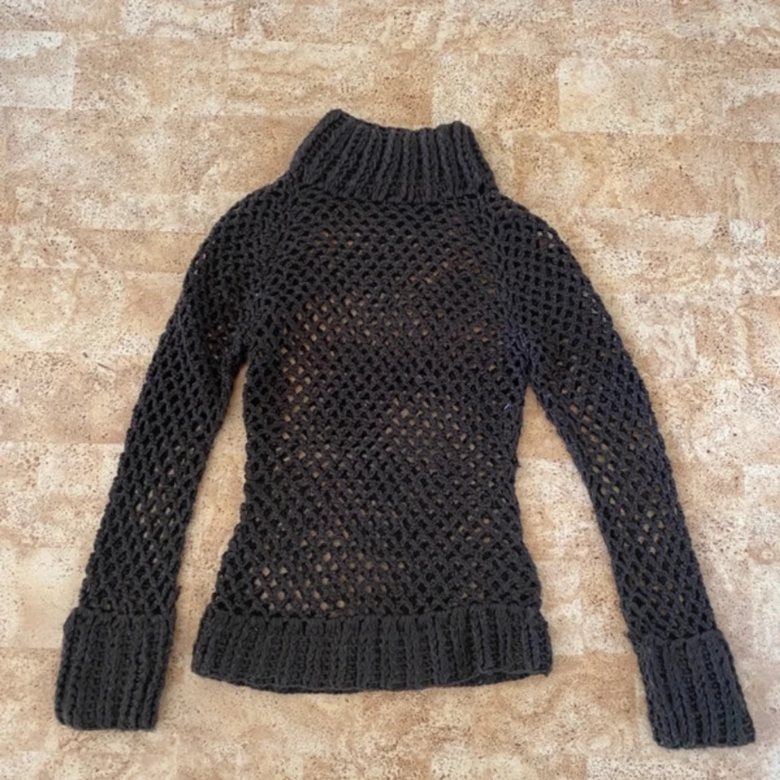 Mörkbrun stickad polotröja