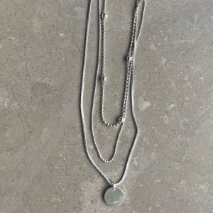Snyggt lager-på-lager silverhalsband - Stilrent halsband i silverfärg med flera tunna kedjor i olika längder. Har används en handfull gånger men är i nyskick! 