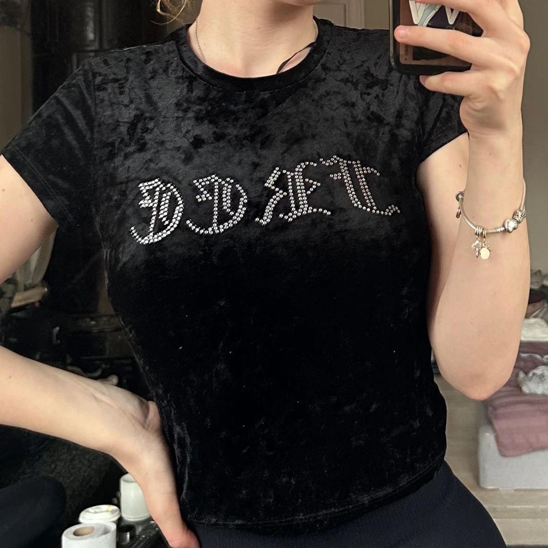 Svart sammetst-shirt med strass